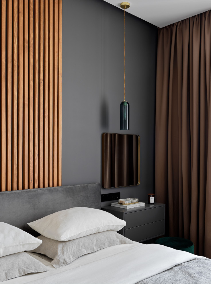 Свежая идея для дизайна: хозяйская спальня среднего размера в современном стиле с серыми стенами, паркетным полом среднего тона, коричневым полом и деревянными стенами - отличное фото интерьера