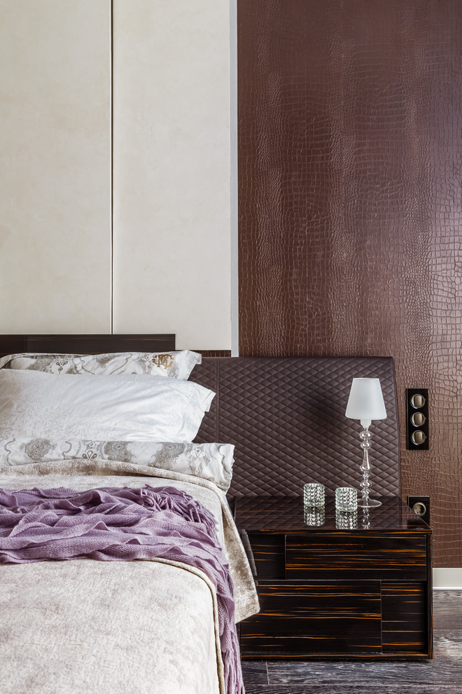 Ejemplo de dormitorio principal actual de tamaño medio con paredes marrones, suelo de madera oscura y suelo marrón