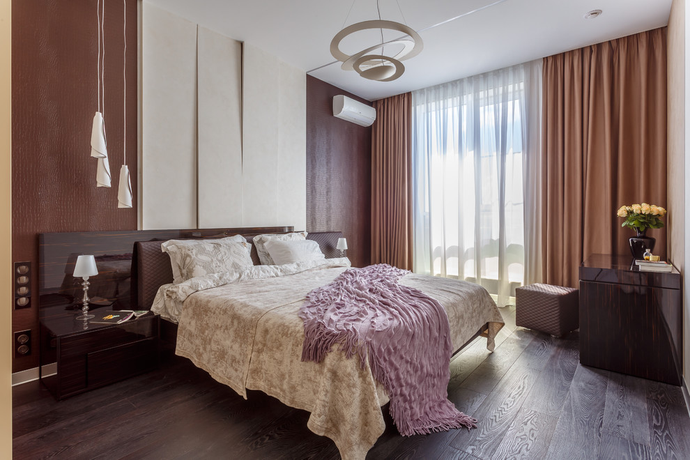 Свежая идея для дизайна: хозяйская спальня среднего размера в современном стиле с коричневыми стенами, темным паркетным полом и коричневым полом - отличное фото интерьера