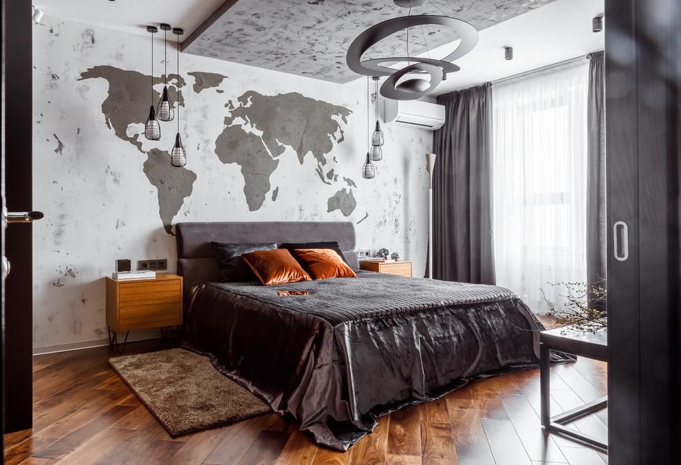 Modelo de dormitorio principal urbano de tamaño medio con paredes grises, suelo de madera en tonos medios y suelo marrón