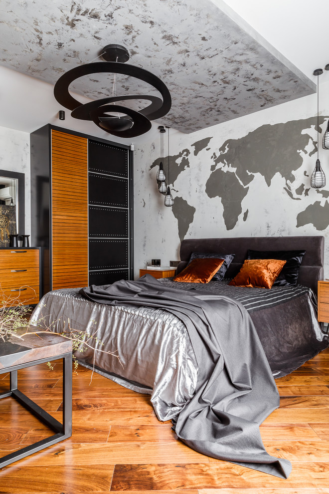 Idee per una camera matrimoniale industriale di medie dimensioni con pareti grigie, pavimento in legno massello medio e pavimento marrone