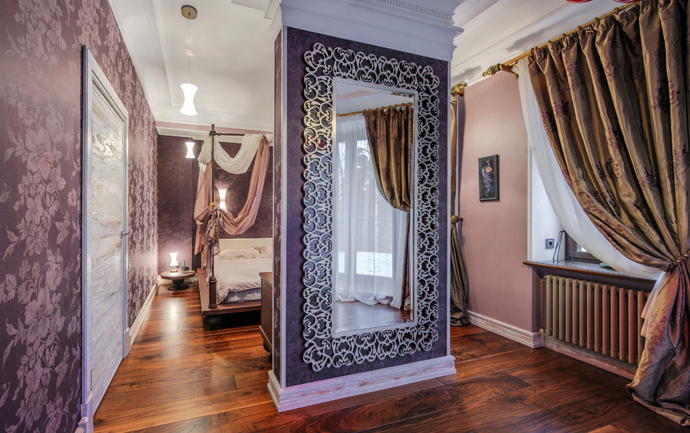 Exemple d'une chambre parentale chic avec un mur violet et parquet foncé.