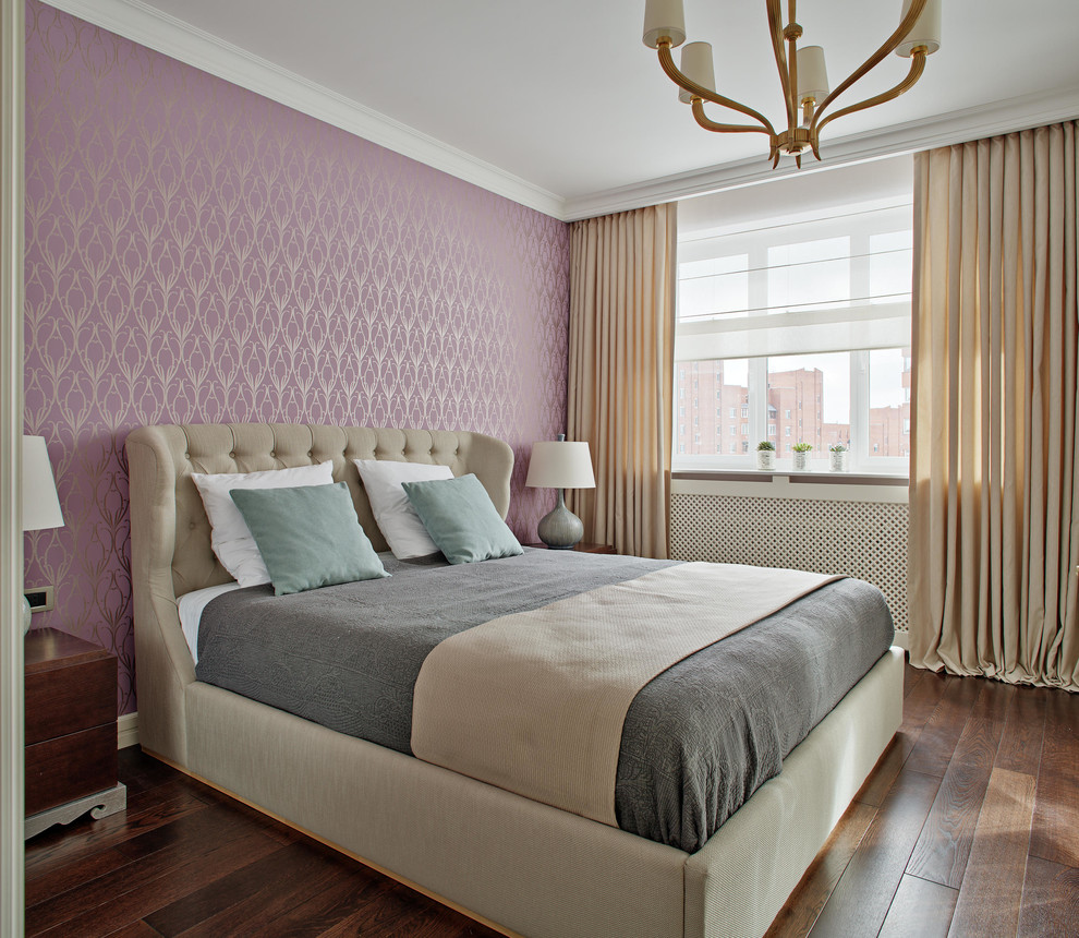 Modelo de dormitorio principal actual con paredes púrpuras y suelo de madera oscura