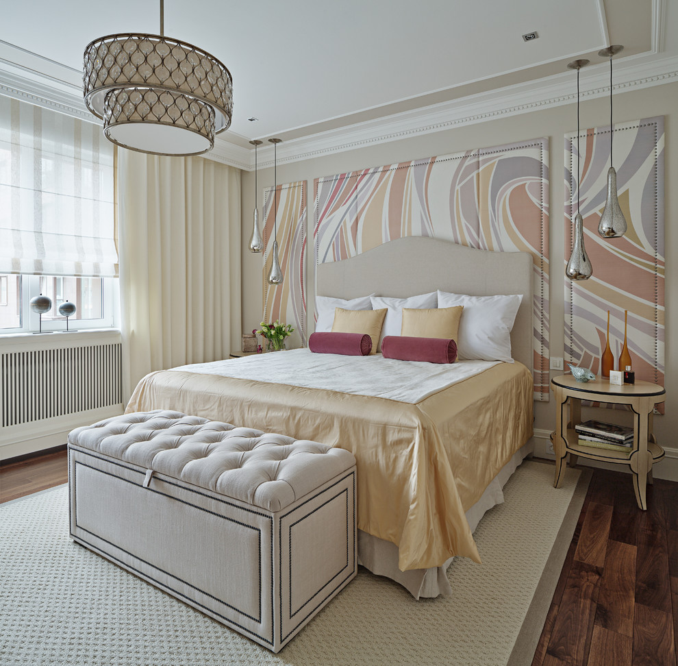 На фото: хозяйская спальня в современном стиле с бежевыми стенами и паркетным полом среднего тона