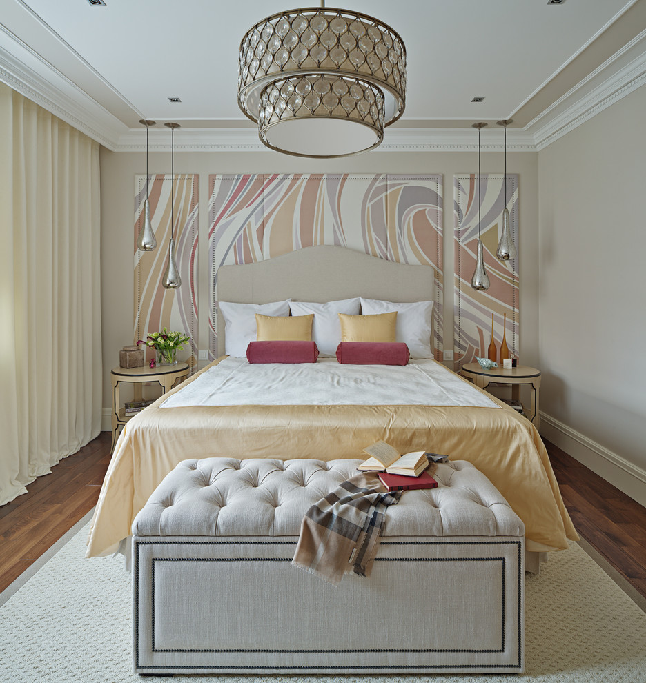 На фото: хозяйская спальня в современном стиле с бежевыми стенами и паркетным полом среднего тона с