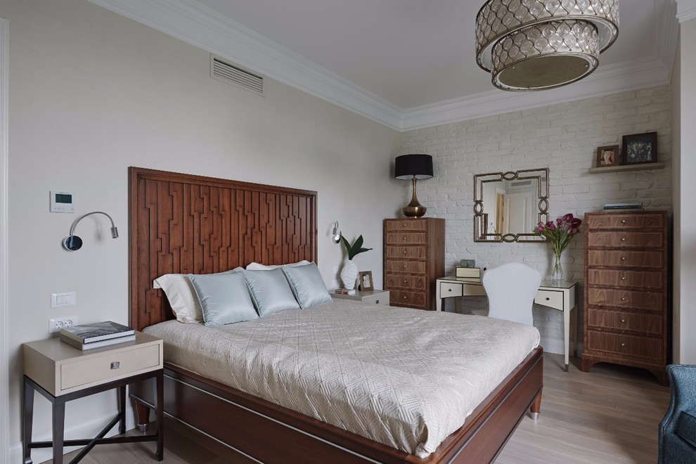 На фото: хозяйская спальня среднего размера в стиле неоклассика (современная классика) с бежевыми стенами и светлым паркетным полом