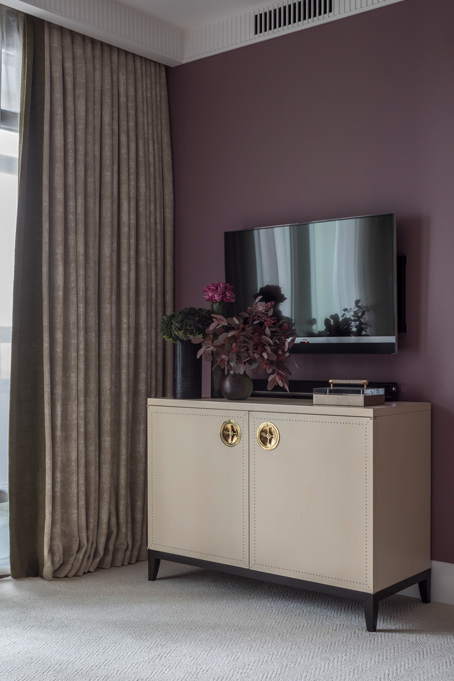 Идея дизайна: хозяйская спальня среднего размера в стиле неоклассика (современная классика) с розовыми стенами, ковровым покрытием и бежевым полом без камина