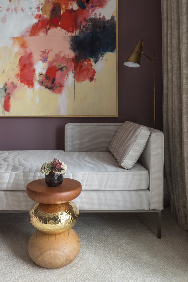 Imagen de dormitorio principal tradicional renovado de tamaño medio sin chimenea con paredes rosas, moqueta y suelo beige