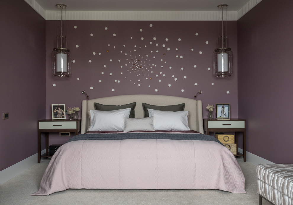 Идея дизайна: хозяйская спальня среднего размера в стиле неоклассика (современная классика) с ковровым покрытием, бежевым полом и фиолетовыми стенами без камина