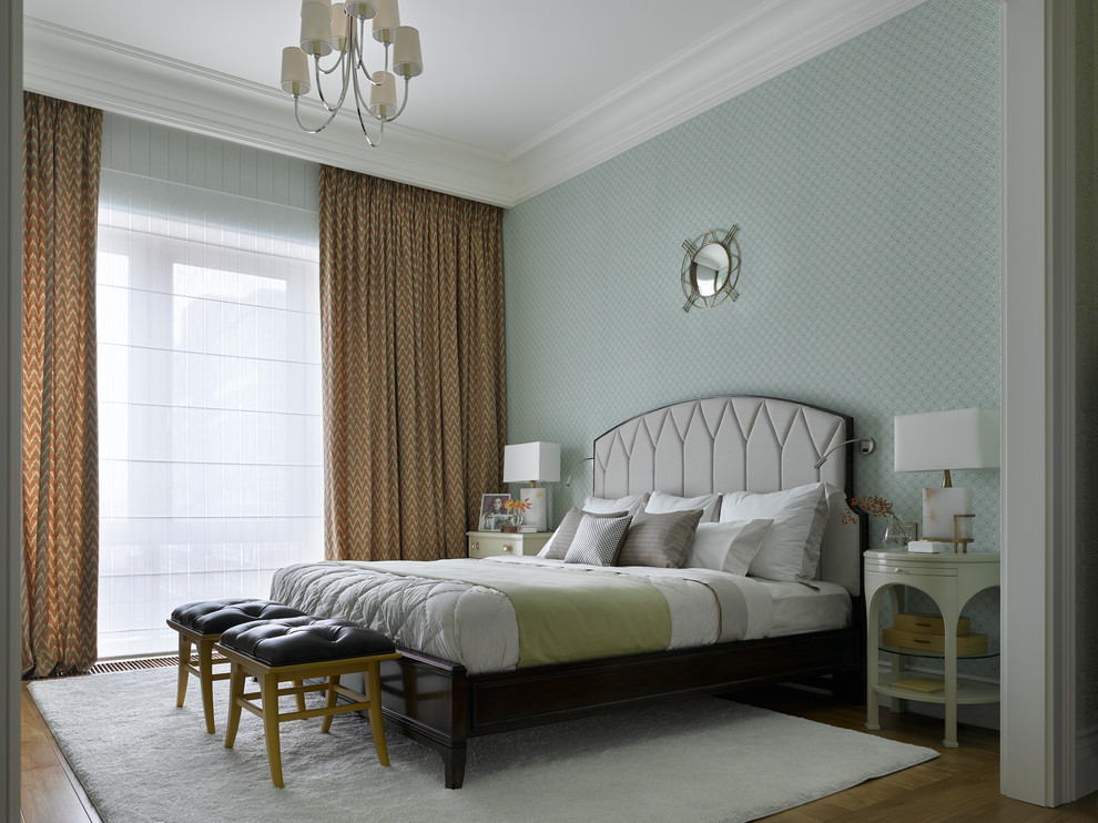Свежая идея для дизайна: хозяйская спальня среднего размера в стиле неоклассика (современная классика) с паркетным полом среднего тона, синими стенами и коричневым полом без камина - отличное фото интерьера