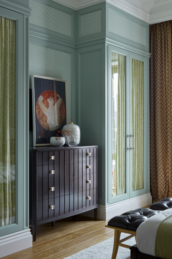 Ejemplo de dormitorio principal clásico renovado de tamaño medio sin chimenea con suelo de madera en tonos medios y paredes azules
