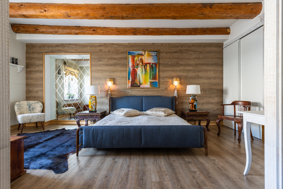Источник вдохновения для домашнего уюта: спальня в средиземноморском стиле с коричневыми стенами, паркетным полом среднего тона и коричневым полом