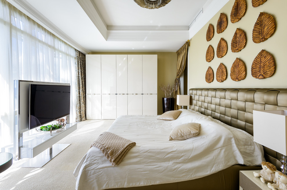 Идея дизайна: хозяйская спальня в современном стиле с ковровым покрытием, бежевыми стенами и телевизором без камина
