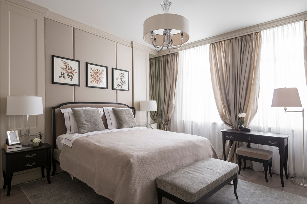 Свежая идея для дизайна: хозяйская спальня в классическом стиле с бежевыми стенами - отличное фото интерьера