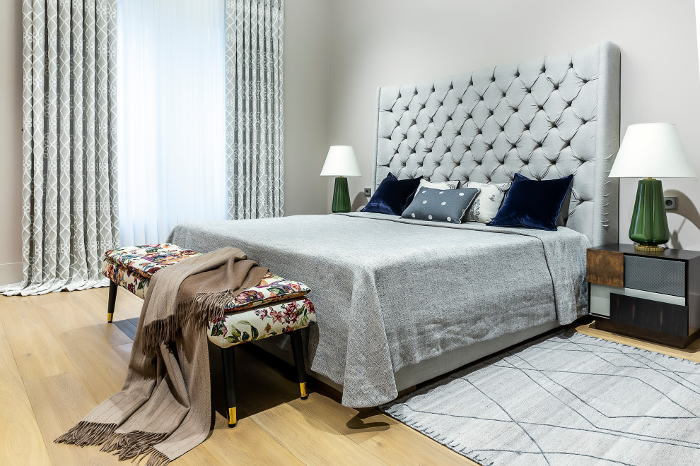 На фото: хозяйская спальня среднего размера в современном стиле с серыми стенами и бежевым полом