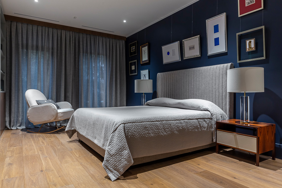 Свежая идея для дизайна: большая хозяйская спальня в современном стиле с синими стенами, паркетным полом среднего тона и коричневым полом - отличное фото интерьера
