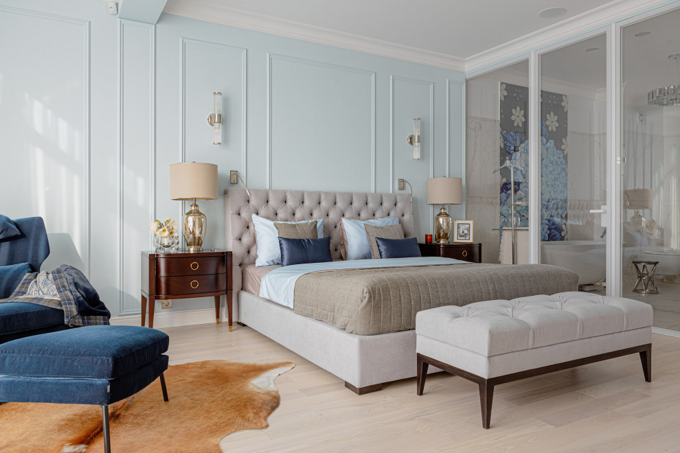 Cette image montre une grande chambre parentale design avec un mur bleu, parquet clair et un sol beige.