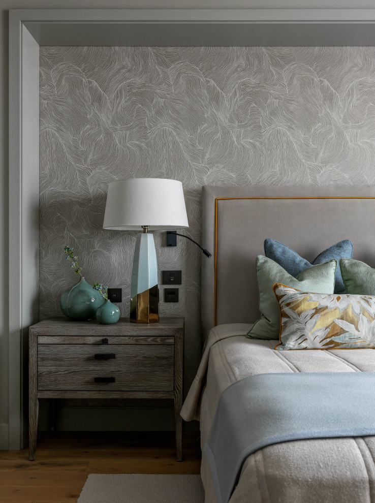 Источник вдохновения для домашнего уюта: хозяйская спальня среднего размера в современном стиле с серыми стенами, паркетным полом среднего тона и белым полом