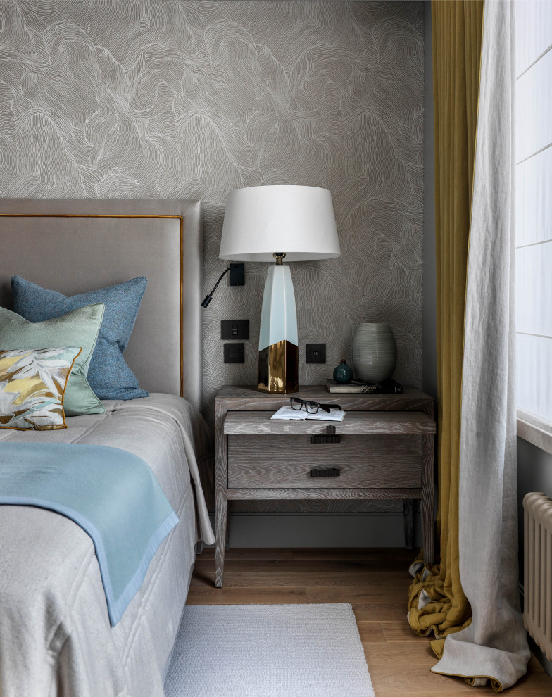 Imagen de dormitorio principal actual de tamaño medio con paredes grises, suelo de madera en tonos medios y suelo blanco