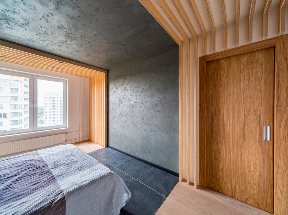 На фото: большая хозяйская спальня в современном стиле с серыми стенами и светлым паркетным полом