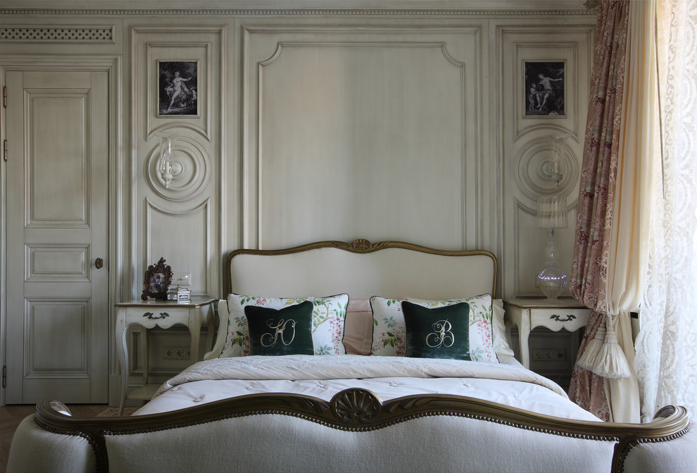 Ejemplo de dormitorio principal tradicional con paredes grises y suelo de madera en tonos medios
