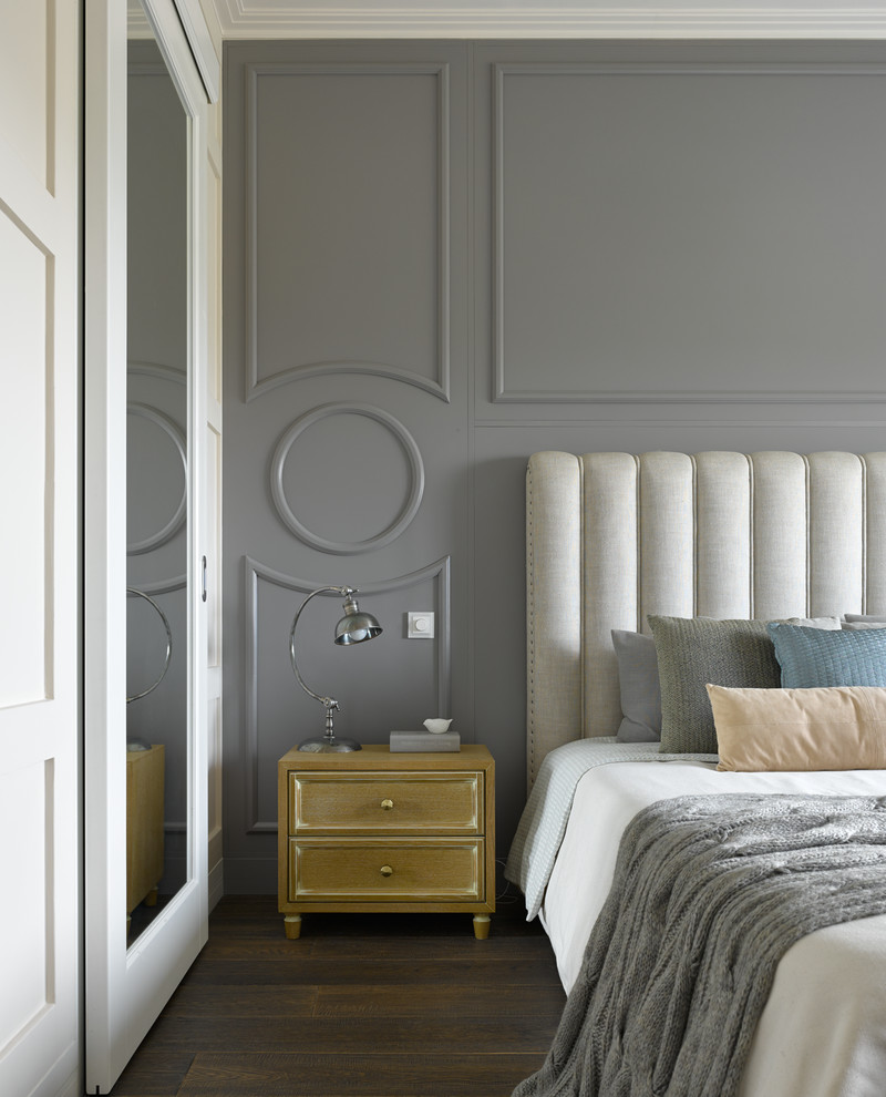 Идея дизайна: хозяйская спальня в стиле неоклассика (современная классика) с серыми стенами, темным паркетным полом и коричневым полом