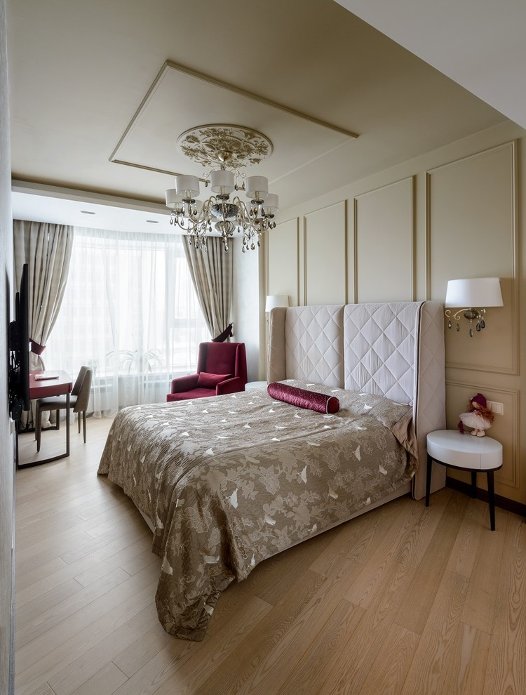ノボシビルスクにあるトランジショナルスタイルのおしゃれな寝室 (ベージュの壁、淡色無垢フローリング、暖炉なし、ベージュの床) のインテリア