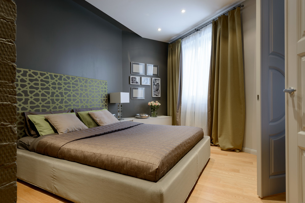 На фото: хозяйская спальня в современном стиле с серыми стенами и светлым паркетным полом с