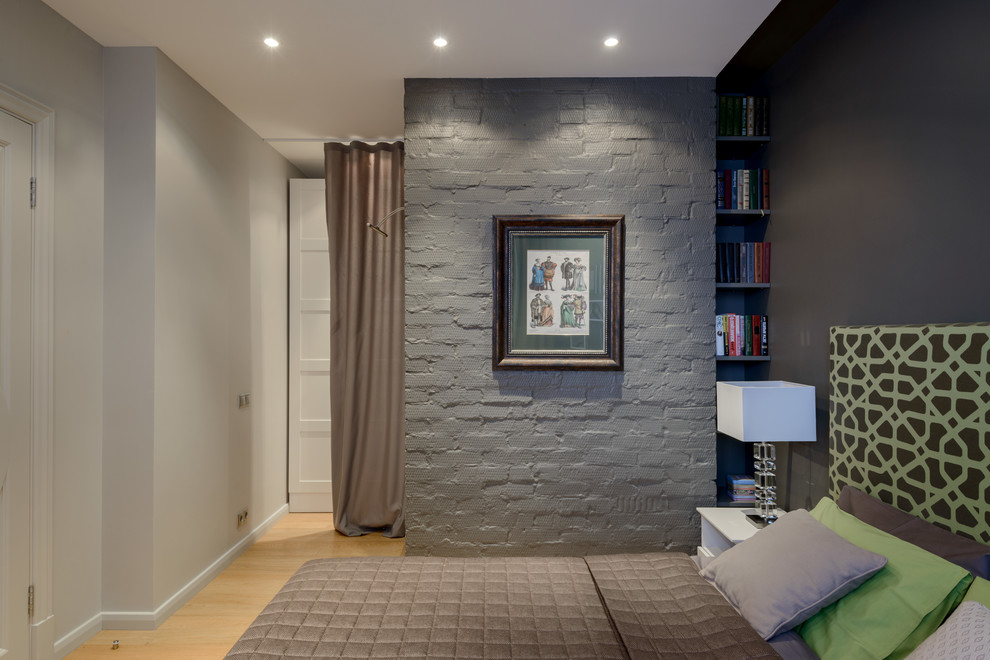 Réalisation d'une chambre parentale design avec un mur gris et parquet clair.