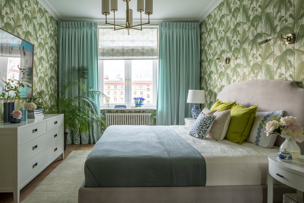 Diseño de dormitorio principal exótico sin chimenea con paredes verdes y suelo de madera en tonos medios