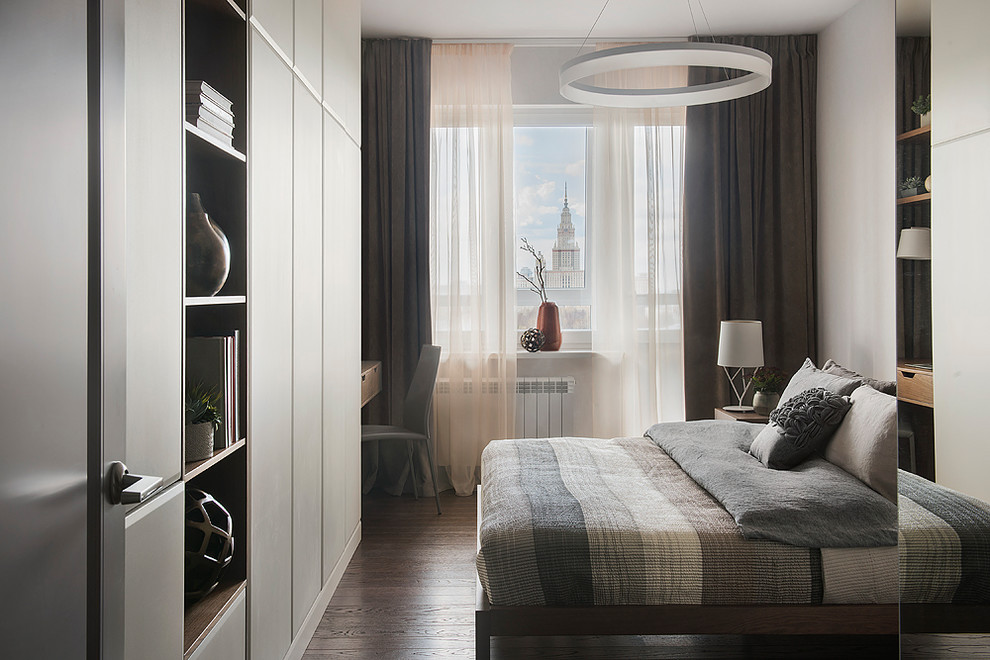 Modernes Hauptschlafzimmer mit weißer Wandfarbe, braunem Boden und dunklem Holzboden in Moskau