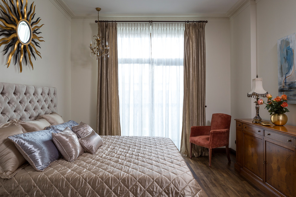 На фото: хозяйская спальня среднего размера в стиле неоклассика (современная классика) с бежевыми стенами, темным паркетным полом и коричневым полом с