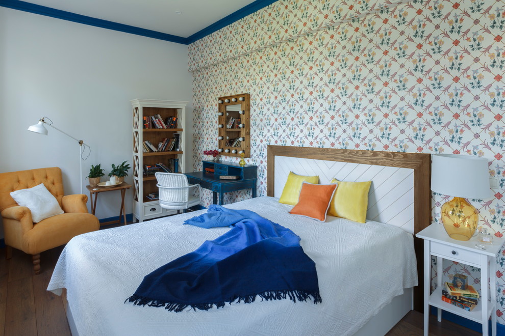 Diseño de dormitorio principal ecléctico de tamaño medio con paredes blancas y suelo de madera oscura