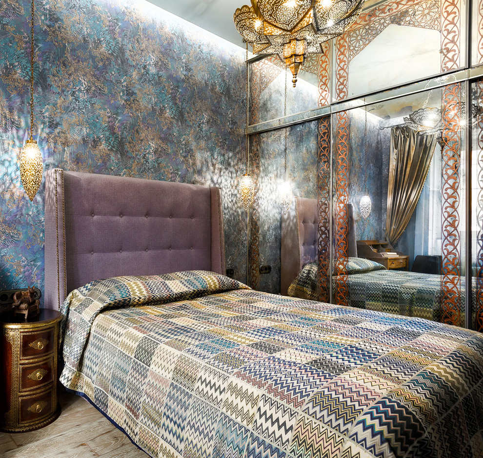 Immagine di una piccola camera matrimoniale eclettica con pareti blu e parquet chiaro