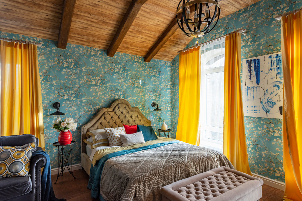 Пример оригинального дизайна: спальня в стиле фьюжн с синими стенами, темным паркетным полом и коричневым полом