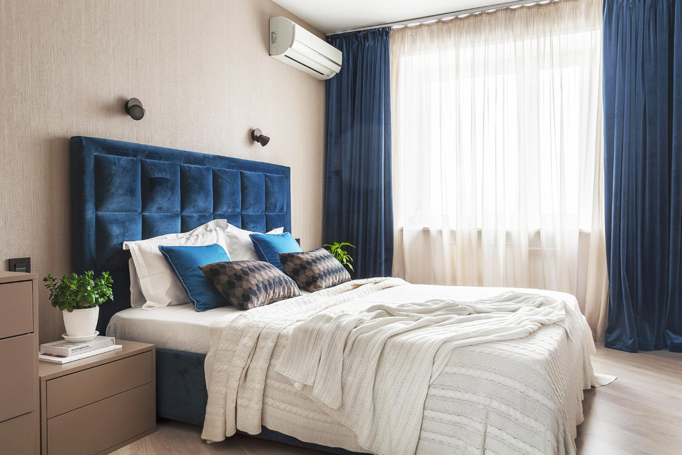 На фото: хозяйская спальня в современном стиле с бежевыми стенами и светлым паркетным полом с