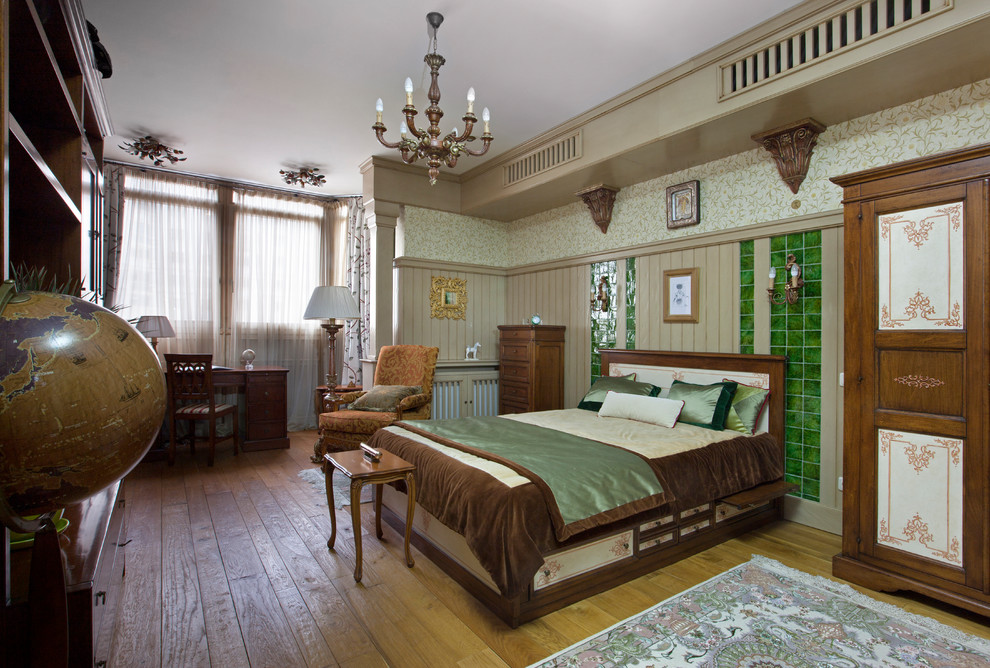На фото: спальня в классическом стиле с паркетным полом среднего тона и коричневым полом с