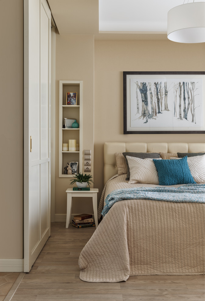 Idée de décoration pour une chambre parentale design avec un mur beige, parquet clair et un sol beige.