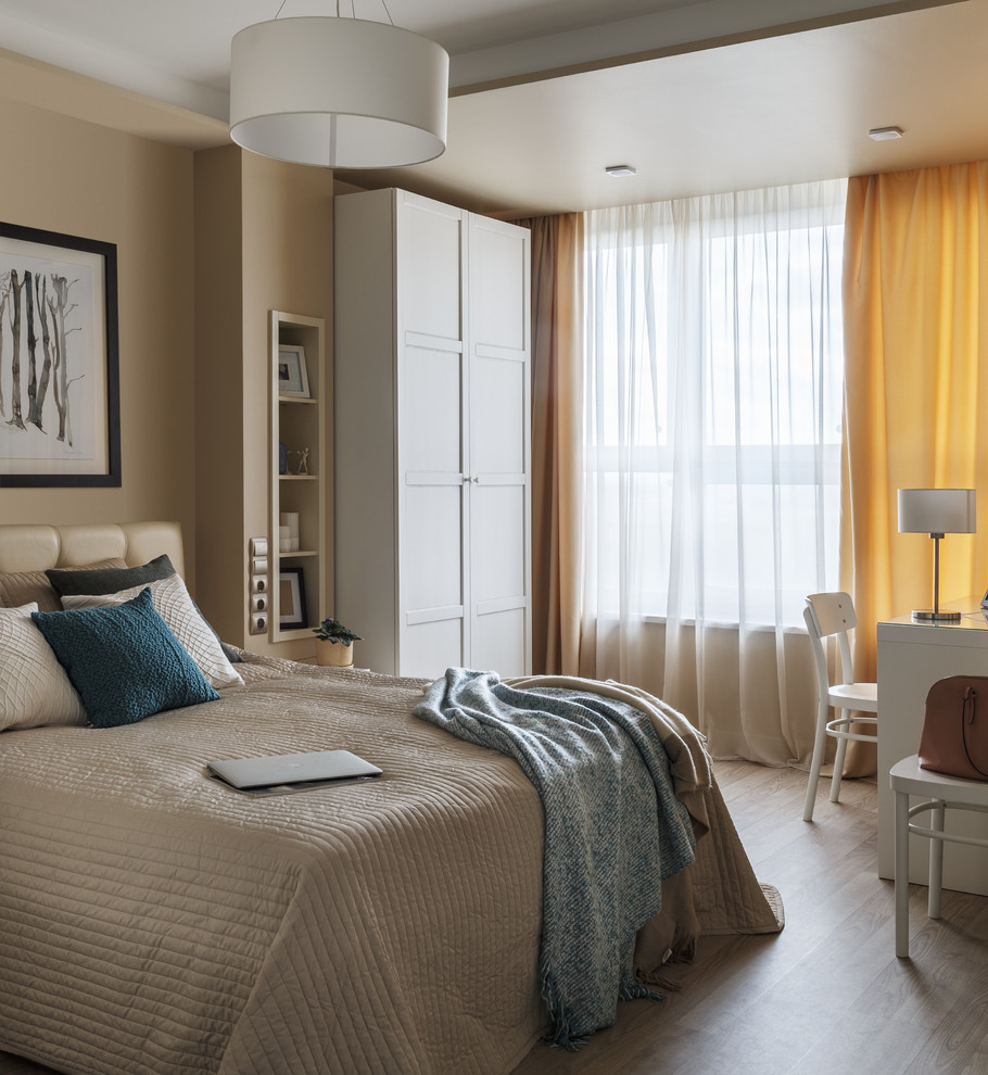 Ispirazione per una camera matrimoniale design con pareti beige, parquet chiaro e pavimento beige