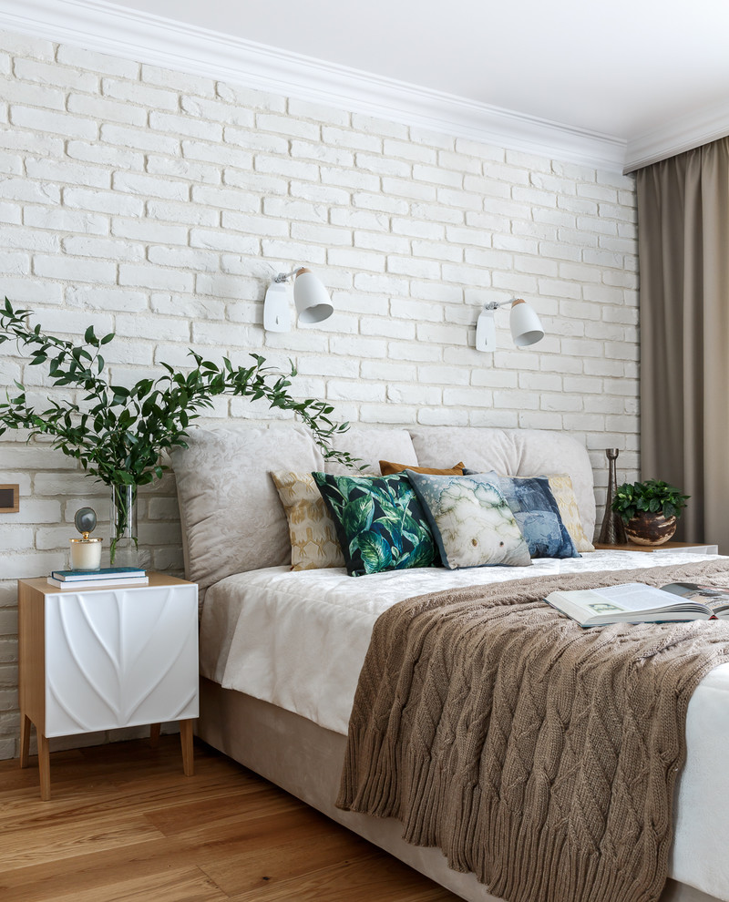 Exemple d'une chambre parentale tendance avec un mur beige et parquet clair.