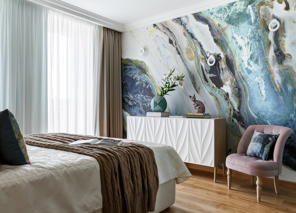 Modernes Schlafzimmer ohne Kamin mit blauer Wandfarbe und hellem Holzboden in Moskau
