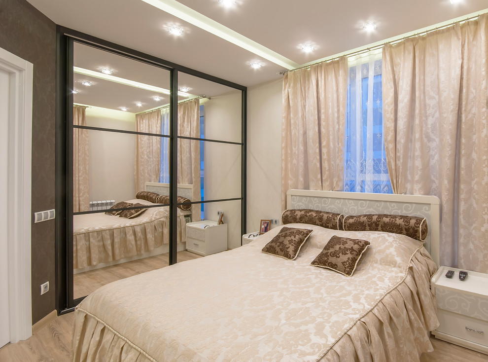Idee per una camera matrimoniale tradizionale di medie dimensioni con pareti bianche e pavimento in laminato