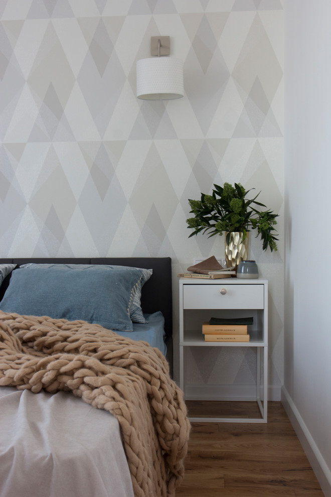 Foto di una piccola camera matrimoniale minimal con pareti bianche, pavimento in legno massello medio e pavimento beige