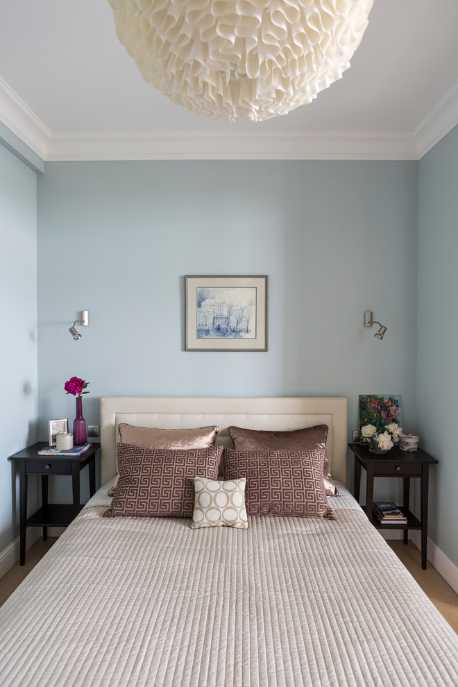 Aménagement d'une petite chambre parentale contemporaine avec un mur gris, parquet clair, un sol beige, un plafond décaissé et du papier peint.