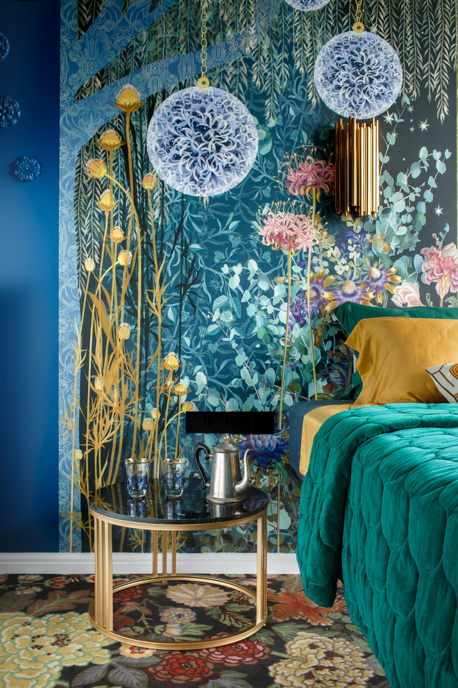 Cette image montre une chambre avec moquette bohème avec un mur multicolore et un sol multicolore.