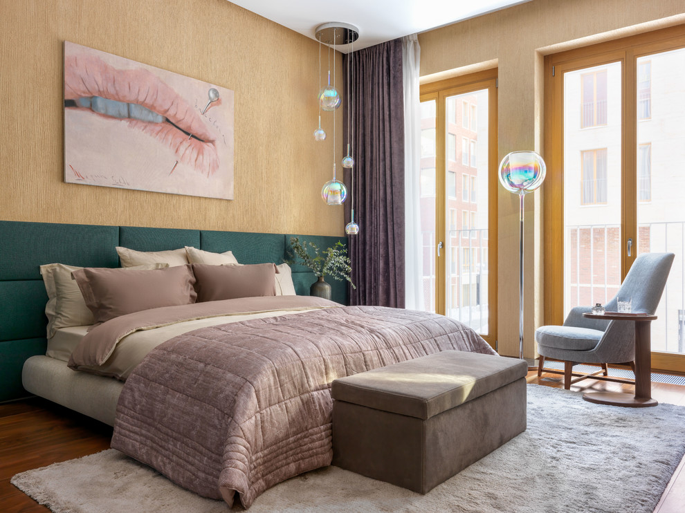 Пример оригинального дизайна: спальня: освещение в современном стиле с бежевыми стенами, паркетным полом среднего тона и коричневым полом без камина