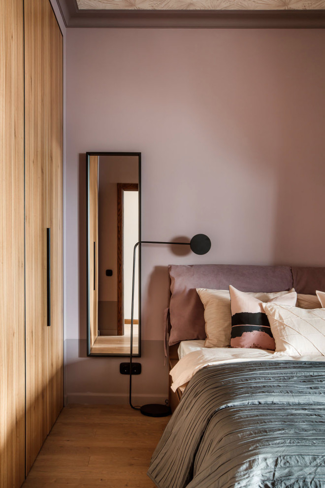 Пример оригинального дизайна: маленькая спальня в современном стиле с фиолетовыми стенами для на участке и в саду