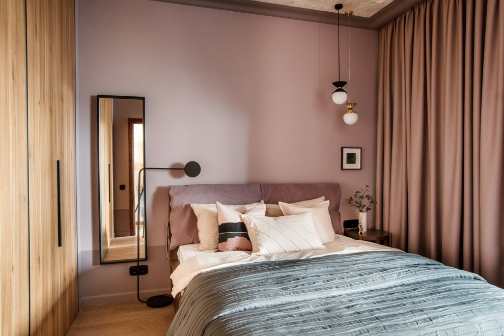 Inspiration pour une petite chambre parentale design avec un mur rose, un sol marron et un sol en bois brun.