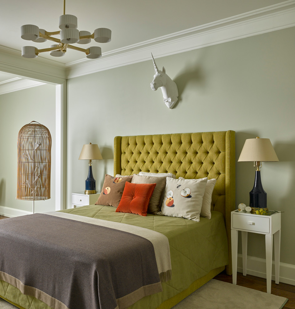 Klassisches Schlafzimmer mit grauer Wandfarbe, braunem Holzboden und gelbem Boden in Moskau