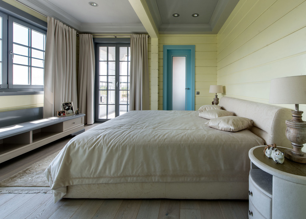 На фото: гостевая спальня среднего размера, (комната для гостей) в современном стиле с желтыми стенами и светлым паркетным полом без камина